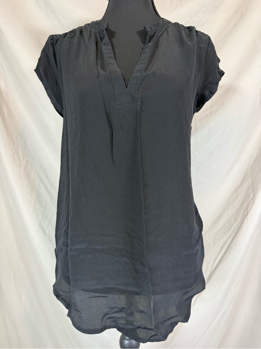 Aritzia Babaton Silk Cap Sleeve Top - Black - Small